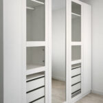 placard moderne avec miroirs et étagères